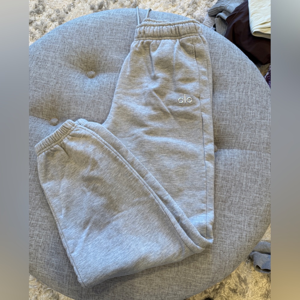 Alo yoga accolade sweatpants.  Women’s size small.  Color heather gray.